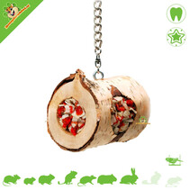 Hängende Knabberrolle aus Holz mit Karotte und Kokosnuss