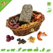 Cesta de mimbre con dulces