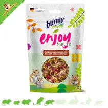 Disfruta de la mezcla de gusanos de seda de la naturaleza con flores.