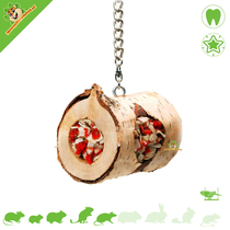 Rouleau de snack suspendu en bois à la carotte et à la noix de coco