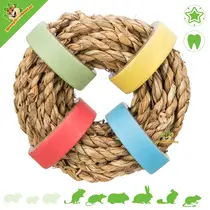 Juguete de hierba marina con anillos de cartón de 8 cm