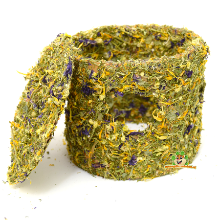 Maison d'herbes aromatiques avec fleurs