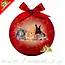 Rote Weihnachtskugel mit Kaninchen für den Weihnachtsbaum