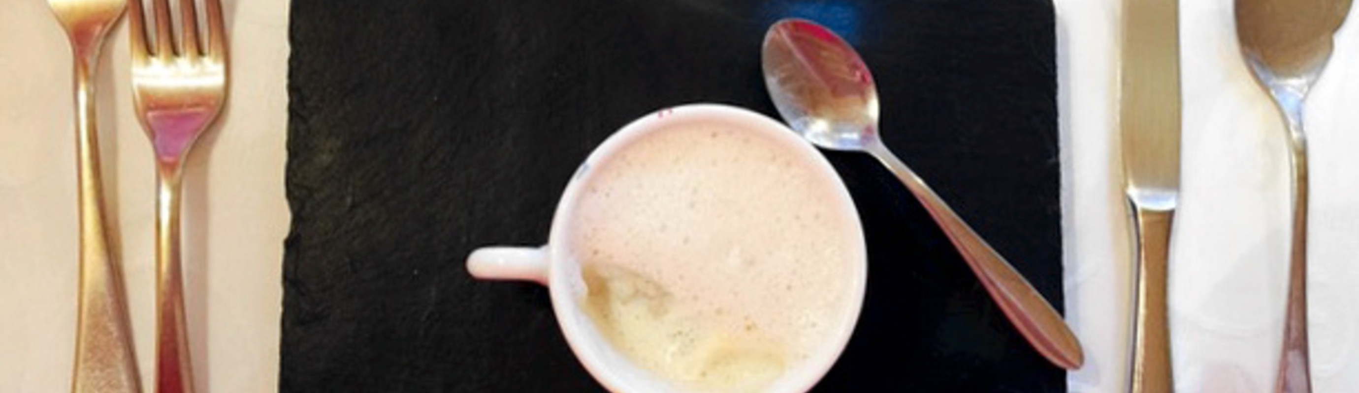 Asperges met licht gerookte zalm onder een laagje schuim