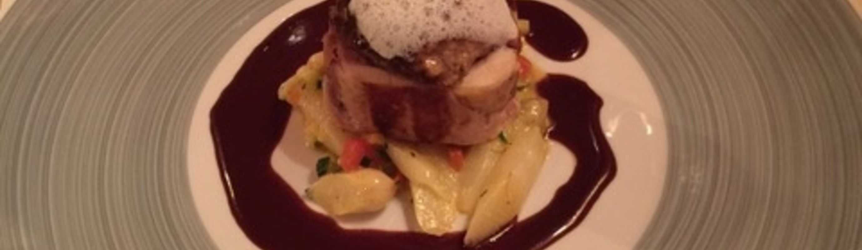 Geroosterde opgerolde boerderijkip bedekt met morilles, aspergefricassee met Hollandaise saus en gevogelte jus