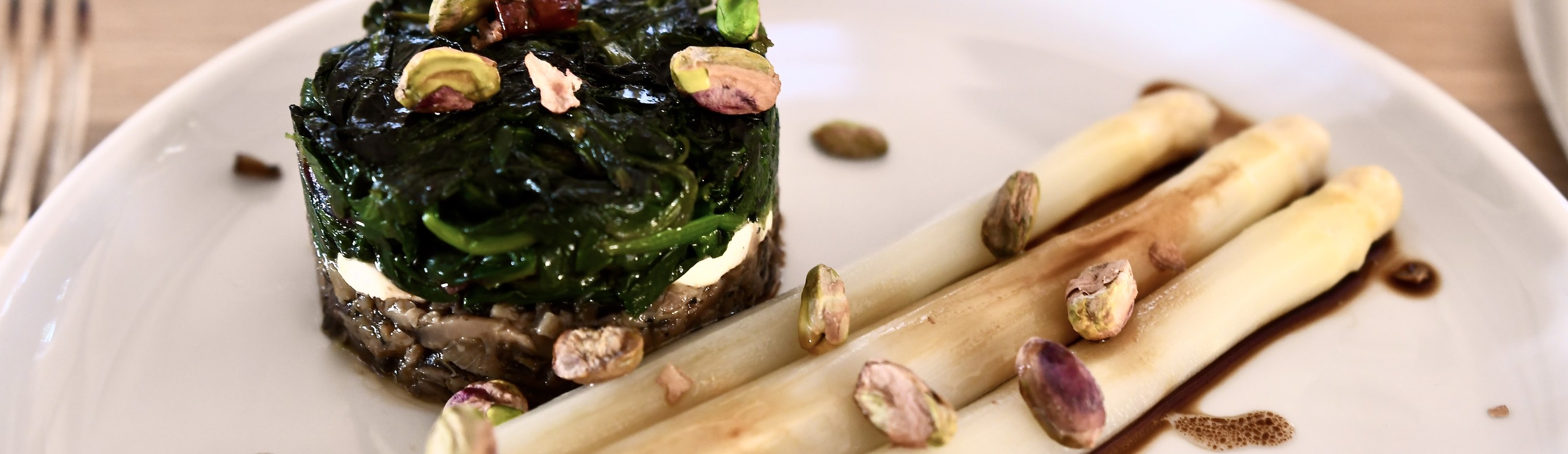 Spinazie-geitenkaastaartje met paddenstoelen en asperges