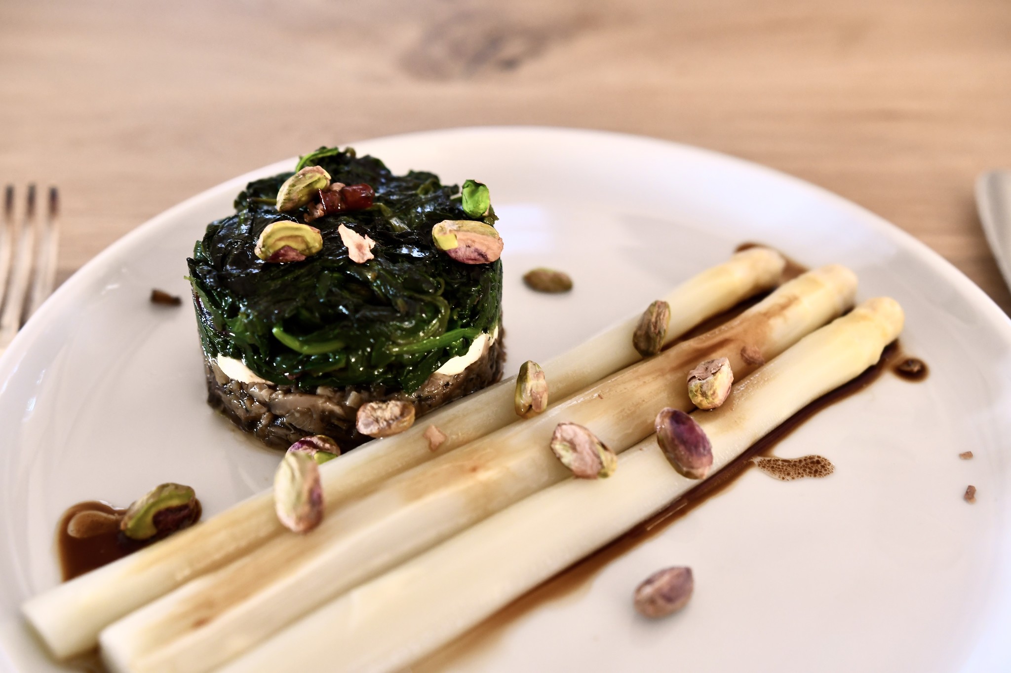 Spinazie-geitenkaastaartje met paddenstoelen en asperges