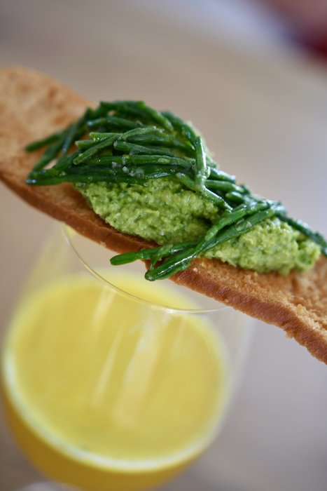 Aspergebouillon met safraanroom en geroosterd brood met doperwtentapenade en zeekraal