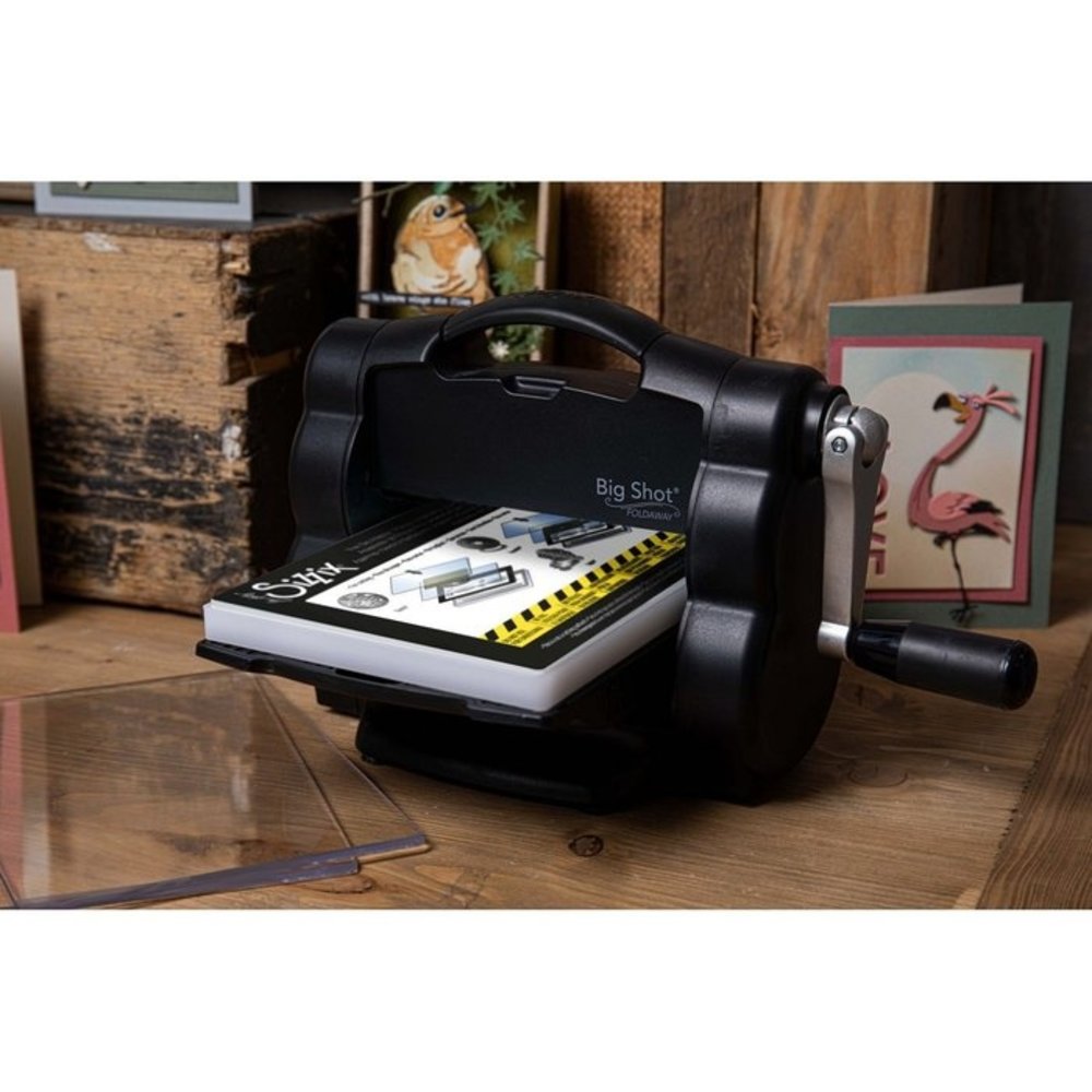 Sizzix Tim Holtz Big Shot Foldaway A5 (665305) + GRATIS DISNEY SNIJMAL Sizzix Tim Holtz Big Shot Foldaway A5 (665305) + GRATIS DISNEY SNIJMAL