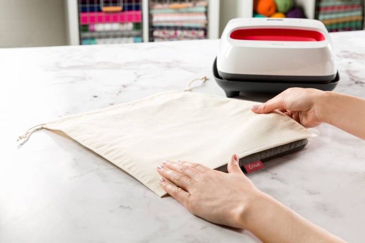 Cricut EasyPress 2 Raspberry 9x9 Inch (2005553) Cricut EasyPress 2 Raspberry 9x9 Inch (2005553)