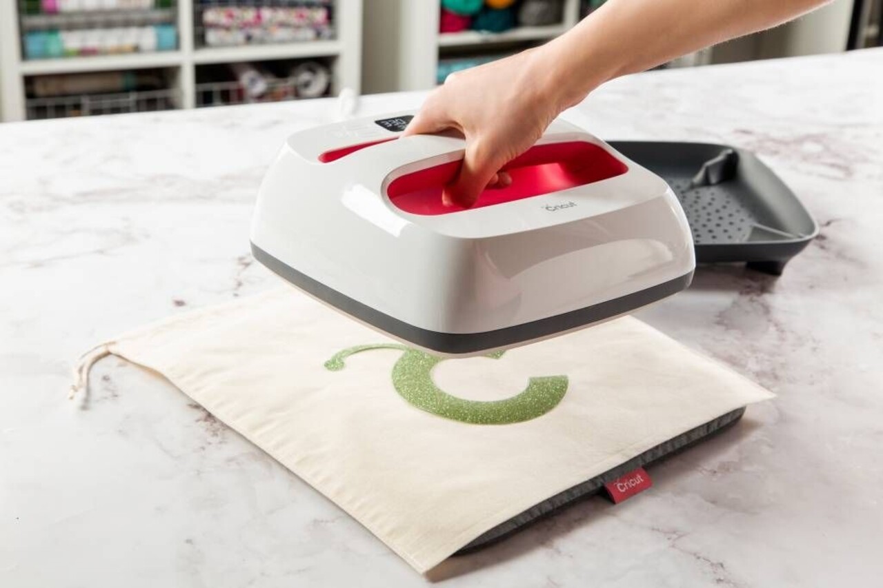 Cricut EasyPress 2 Raspberry 9x9 Inch (2005553) Cricut EasyPress 2 Raspberry 9x9 Inch (2005553)