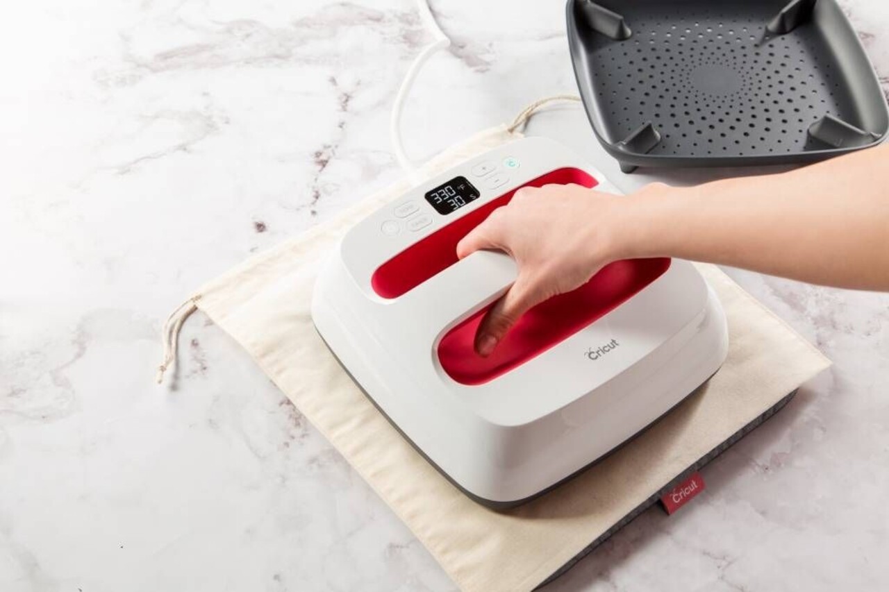 Cricut EasyPress 2 Raspberry 9x9 Inch (2005553) Cricut EasyPress 2 Raspberry 9x9 Inch (2005553)