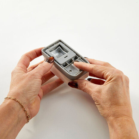 Spellbinders 1 Inch Square Punch (T-081)