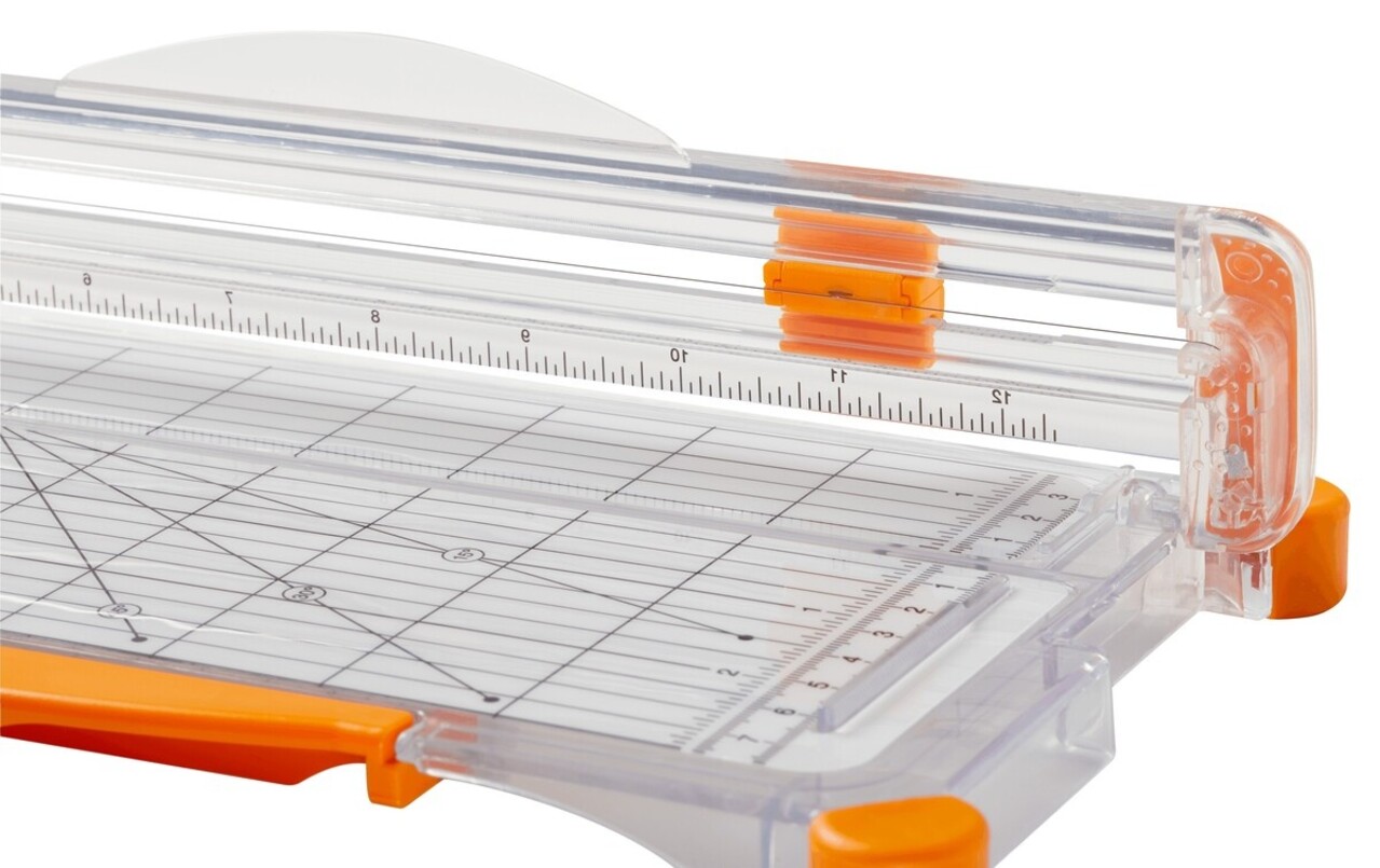 Fiskars SureCut Paper Trimmer A4 Narrow Base + GRATIS Trimmer Blades (1077799) Fiskars SureCut Paper Trimmer A4 Narrow Base + GRATIS Trimmer Blades (1077799)