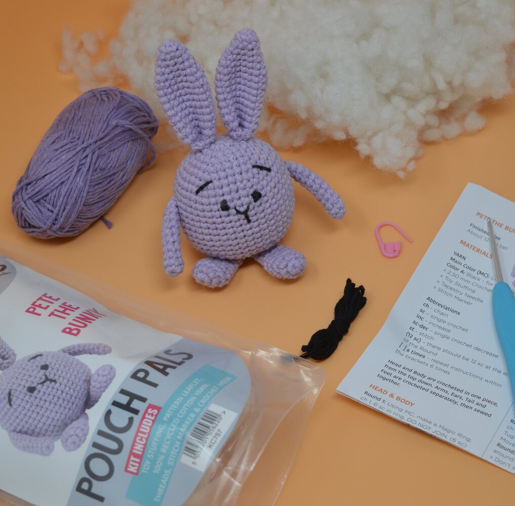 Hello Crafts Pouch Pals Pete The Bunny Haakset (KC787) Hello Crafts Pouch Pals Pete The Bunny Haakset (KC787)