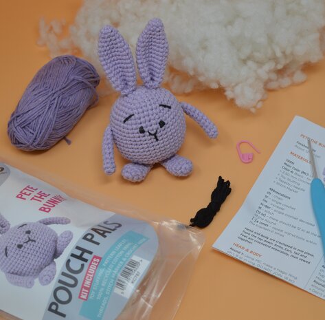 Hello Crafts Pouch Pals Pete The Bunny Haakset (KC787) Hello Crafts Pouch Pals Pete The Bunny Haakset (KC787)
