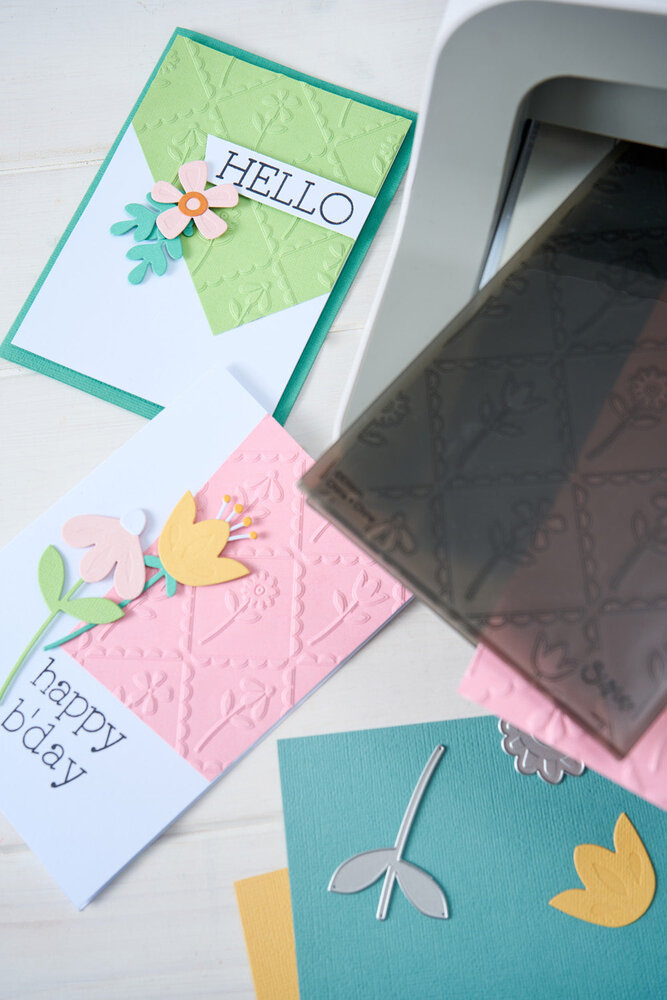 Sizzix PRE-ORDER Catherine Pooler Multi-Level Textured Impressions Scallop Framed Florals (667117)