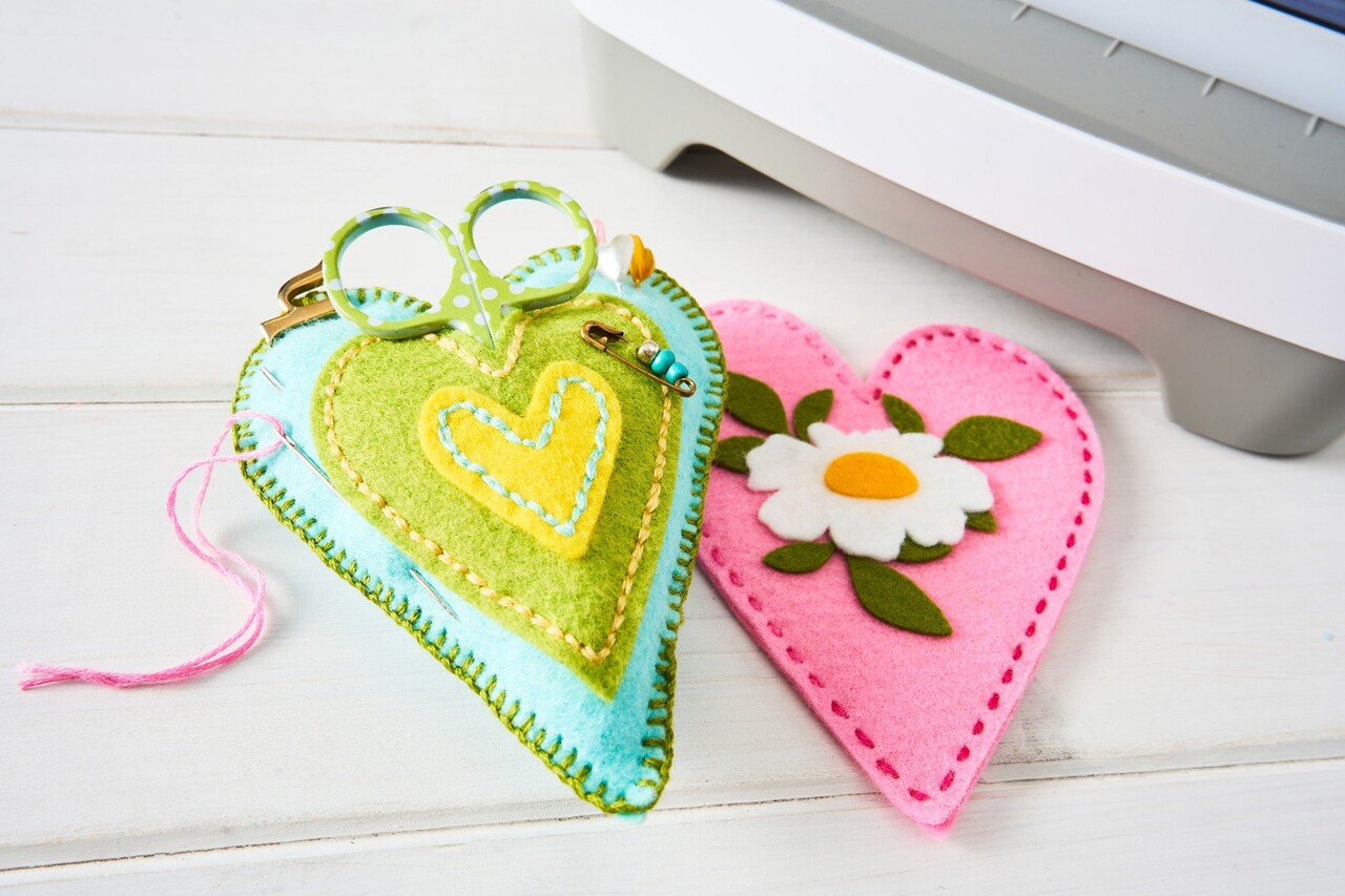 Sizzix PRE-ORDER Eileen Hull Framelits Die Set Stitched Hearts (666813)