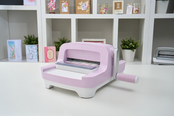 Sizzix Big Shot Machine Only Lilac (667242) + GRATIS DISNEY SNIJMAL Sizzix Big Shot Machine Only Lilac (667242) + GRATIS DISNEY SNIJMAL