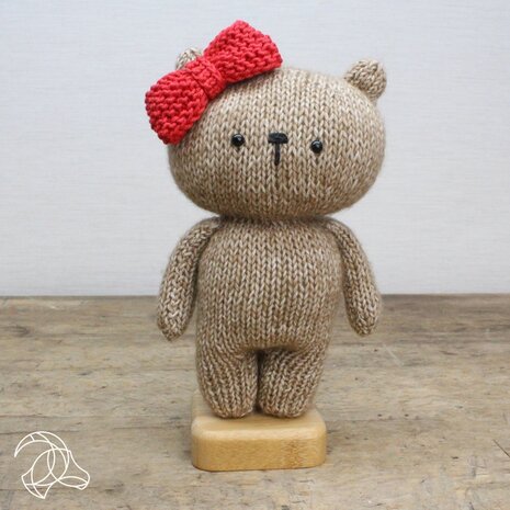 Hardicraft Nöel Bear Knitting Kit (HC-41MB019) Hardicraft Nöel Bear Knitting Kit (HC-41MB019)