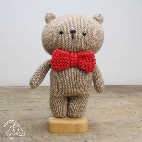 Hardicraft Nöel Bear Knitting Kit (HC-41MB019) Hardicraft Nöel Bear Knitting Kit (HC-41MB019)