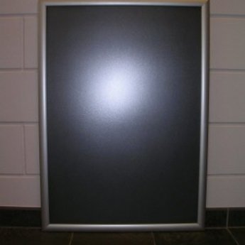 Klik-lijst voor postermaat 70x100 cm ALU-klap 32mm rechthoek, voorzien van ontspiegelde voorzetfolie.Klapraam, wissellijst, wandklapraam. Geproduceerd in Duitsland / Made in Germany.