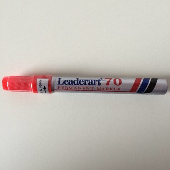 Leaderart Leaderart 70 stift ROOD / permanent marker - lijndikte 1-3mm. Uitvoering is met ronde punt. Leaderart 70 permanent marker met ronde punt.