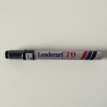 Leaderart Leaderart 70 stift zwart / permanent marker - lijndikte 1-3mm. Uitvoering is met ronde punt. Leaderart 70 permanent marker met ronde punt.