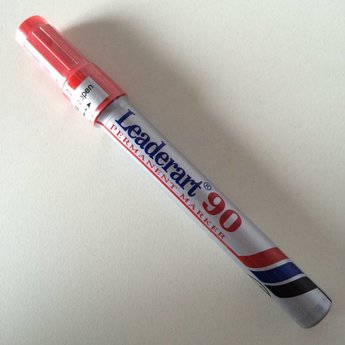 Leaderart Leaderart 90 stift rood / permanent marker -  beitelpunt -lijnbreedte 1-5mm. Leaderart 90 permanent marker met schuine punt.