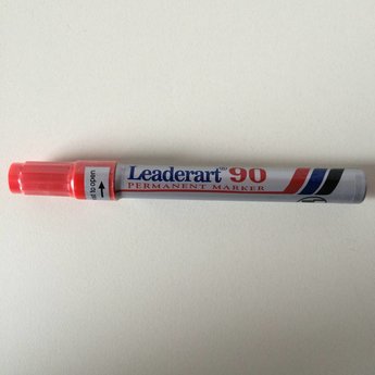 Leaderart Leaderart 90 stift rood / permanent marker -  beitelpunt -lijnbreedte 1-5mm. Leaderart 90 permanent marker met schuine punt.