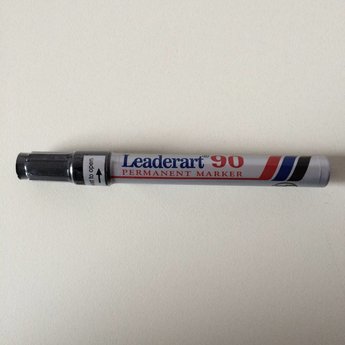Leaderart Leaderart 90 stift zwart / permanent marker -  beitelpunt -lijnbreedte 1-5mm.  Leaderart 90 permanent marker met schuine punt.