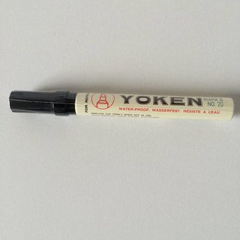 Yoken Stift Yoken No. 20 zwart beitel punt, schrijft 2-5 mm. Permanent marker.