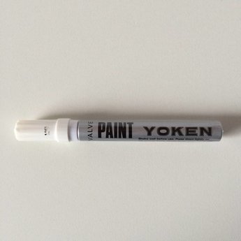 Concreet pizza Bevestiging Stift Yoken GS-106E wit, permanent opaque inkt. Valve action system,  suitable for use on almost any surface. Paint marker.Lengte van de stift  inclusief de dop is 14,5 cm. Heeft een plastic tip