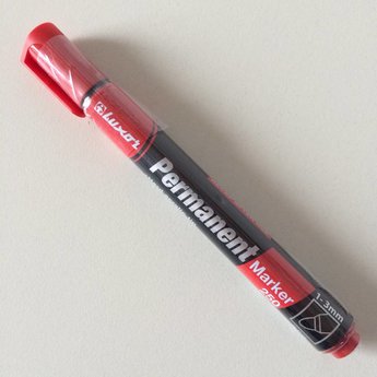 Luxor Luxor 250 kleur ROOD - stift rood / permanent marker met een lijndikte van 1 tot 3mm. Uitvoering is met ronde punt. Prijs per exemplaar. Verpakt per 10 stuks in doosje.    Hard acrylic tip    Alcohol based dark vivid ink    No addition of xylene and to