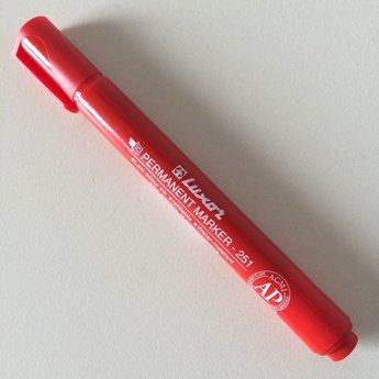 Luxor Luxor 251 kleur ROOD - stift rood / permanent marker met een lijndikte van 2 tot 5mm. Uitvoering is met een beitel punt. Prijs per exemplaar. Verpakt per 10 stuks in doosje.    Hard acrylic tip    Alcohol based dark vivid ink    No addition of xylene a