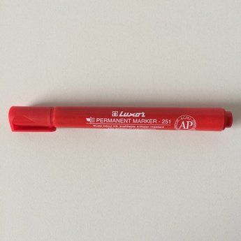 Luxor Luxor 251 kleur ROOD - stift rood / permanent marker met een lijndikte van 2 tot 5mm. Uitvoering is met een beitel punt. Prijs per exemplaar. Verpakt per 10 stuks in doosje.    Hard acrylic tip    Alcohol based dark vivid ink    No addition of xylene a