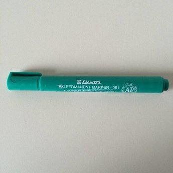 Luxor Luxor 251 kleur GROEN - stift groen / permanent marker met een lijndikte van 2 tot 5mm. Uitvoering is met een beitel punt. Prijs per exemplaar. Verpakt per 10 stuks in doosje.    Hard acrylic tip    Alcohol based dark vivid ink    No addition of xylene