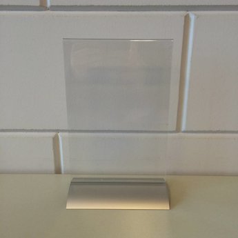 Presenter / tafelstandaard / Menu standaard acryl A5 - 15x21cm - 2-delige prijskaarthouder met aluminium klemprofiel als voet.<br />
Voet/klemprofiel kan onder spanning geopend worden, waar in dan de acrylaathouder kan worden geklemd.