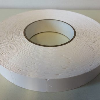 Hangetiket op rol 25x42 mm blanco onbedrukt 2000 per rol, wel ponsgaatje, en geen perforatie in kaartje