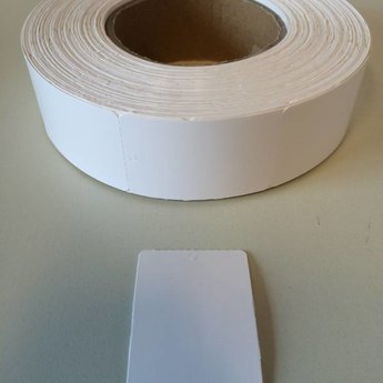 Hangetiket op rol 40x60 mm blanco onbedrukt 1000 per rol, wel ponsgaatje, en geen perforatie in kaartje