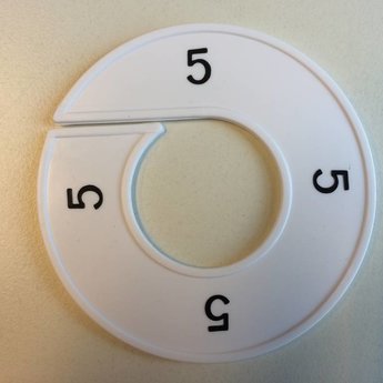 Maatring 9 cm wit/zwart   5<br />
Diameter van de maatring is 9cm, en de diameter van het gat is 4cm.