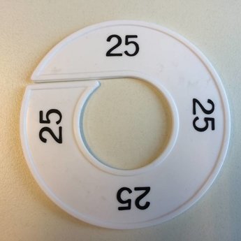 Maatring 9 cm wit/zwart  25<br />
Diameter van de maatring is 9cm, en de diameter van het gat is 4cm.