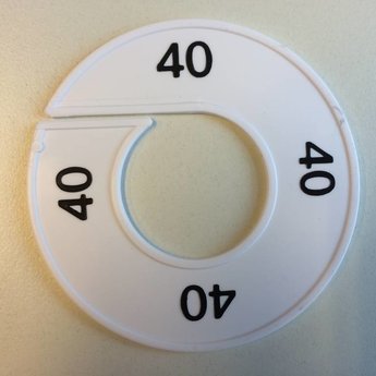 Maatring 9 cm wit/zwart  40<br />
Diameter van de maatring is 9cm, en de diameter van het gat is 4cm.