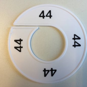 Maatring 9 cm wit/zwart  44<br />
Diameter van de maatring is 9cm, en de diameter van het gat is 4cm.
