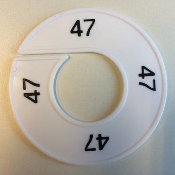 Maatring 9 cm wit/zwart  47<br />
Diameter van de maatring is 9cm, en de diameter van het gat is 4cm.