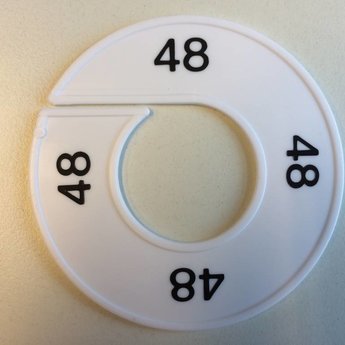 Maatring 9 cm wit/zwart  48<br />
Diameter van de maatring is 9cm, en de diameter van het gat is 4cm.