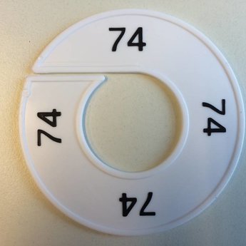 Maatring 9 cm wit/zwart  74<br />
Diameter van de maatring is 9cm, en de diameter van het gat is 4cm.