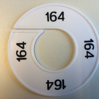 Maatring 9 cm wit/zwart 164<br />
Diameter van de maatring is 9cm, en de diameter van het gat is 4cm.