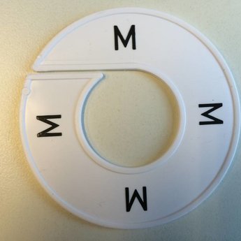 Maatring 9 cm wit/zwart   M<br />
Diameter van de maatring is 9cm, en de diameter van het gat is 4cm.