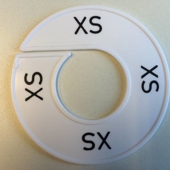 Maatring 9 cm wit/zwart  XS<br />
Diameter van de maatring is 9cm, en de diameter van het gat is 4cm.